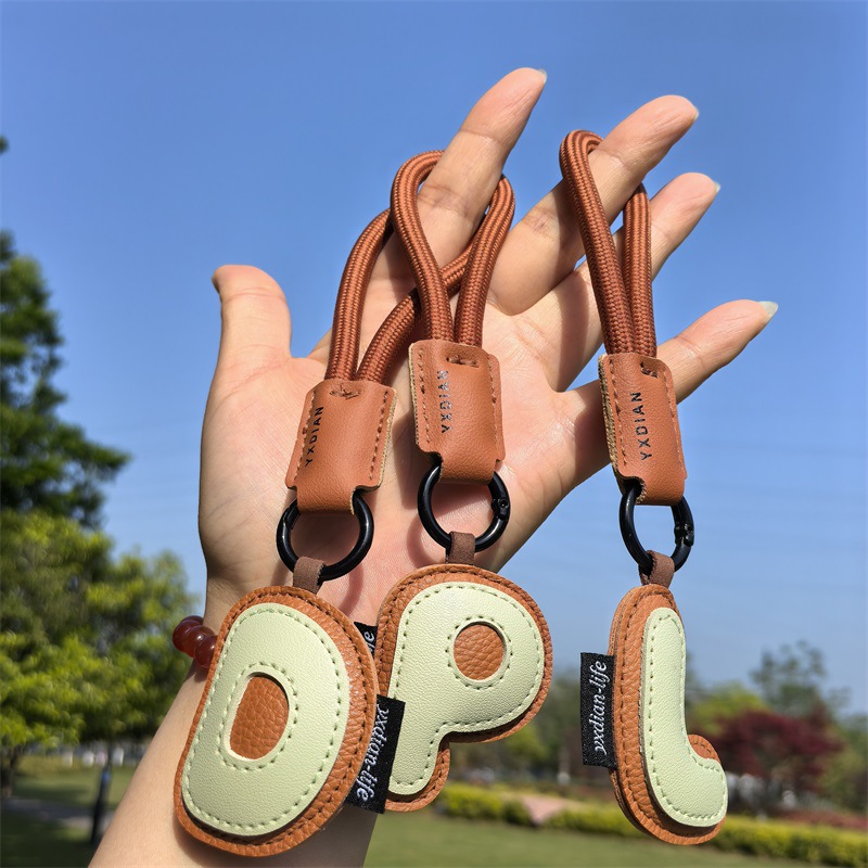 LLavero con iniciales de cuero - Monogram Keychain Leather reseña y precio