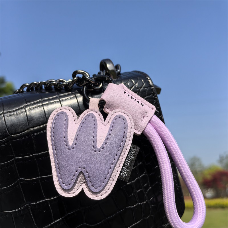 LLavero con iniciales de cuero - Monogram Keychain Leather reseña y precio
