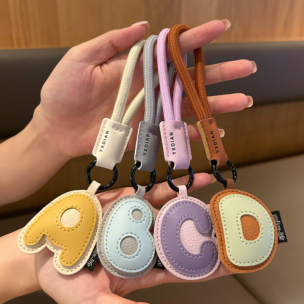 LLavero con iniciales de cuero - Monogram Keychain Leather reseña y precio